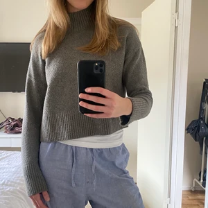 Stickad tröja - Säljer en grå stickad från &other stories❣️ köparen står för frakten!