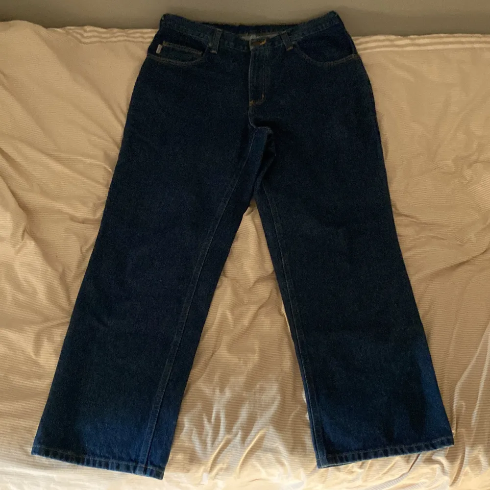Mörkblå Carhartt jeans i storlek 34x30. Jeansen har avslappnad och rak passform. Jeans & Byxor.
