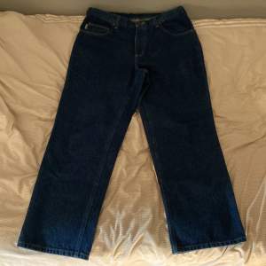 Mörkblå Carhartt jeans i storlek 34x30. Jeansen har avslappnad och rak passform