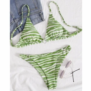 Shein bikini (Oanvänd!) - Oanvänd bikini, köpt på Plick men för stor för mig😢 strl L i över och underdel men skulle säga att det passar en M-S bättre. (Jag har vanligtvis XS). Färgerna är bäst representerade på bild 1&2!