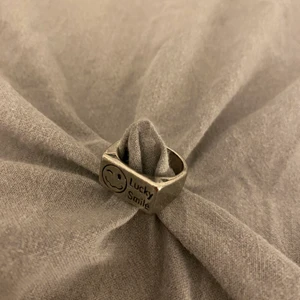 Ring  - Ring med platt framsida men text och tryck. Skulle säga att de är en storlek S 