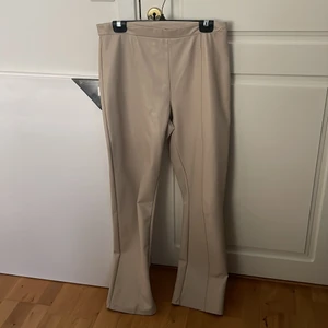 Beiga Skinnbyxor - Ej äkta skinn, strl L, från gina ticot