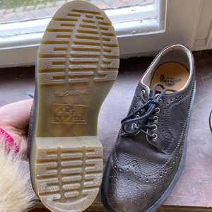 🤎 Vintage dr.Martens 🤎 - Så fina vintage dr martens som knappt är använda! Mörk mörk bruna men ser svarta ut i de flesta ljus. Köpta secondhand för 500 men kommer inte till användning nog mycket 