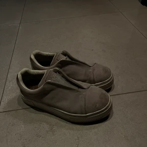 Etys  - Säljer nu mina gråa etys då jag inte använder de längre, de är lite slitna framtill men de är ändå i ett helt okej skick. 