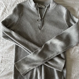 Grå stickad tröja! - Grå zip up tröja från NA-KD! Strl M.