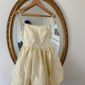 drömmig sommarklänning - Helt oanvänd klänning från cider, prislappen kvar! Tyvärr för liten för mig, beställde storlek S men skulle mer säga att den är XS eller XXS. Benvit i färgen och fin till sommaren! Nypris: 354kr