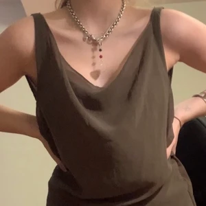 Topp/klänning med veck och öppen rygg! - Olivgrön blus/tröja, kan även användas som klänning, som tröja blus är den storlek M/L och XS som klänning! Super luftig men åtsittande där nere. Knappt använd då den inte passar mig, men är köpt begagnad, fint skick!