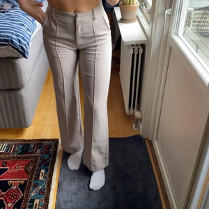 Venderbys kostymbyxor  - Ursnygga ljusgrå/beiga kostymbyxor från Venderbys i modellen Vera. Storlek XS, passar längdmässigt på mig som är 170 cm lång. Nypris 500kr.