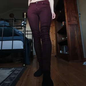 Vinröda byxor - Stor mängdrabatt när du köper fler saker! 🤑 ✨ Köp 3(+) plagg 15% rabatt. ✨ Köp 5(+) plagg 20% rabatt.  ✨ Köp 10 (+) plagg 25 % rabatt. ✨ Köp 15 (+) plagg 30 % rabatt. 