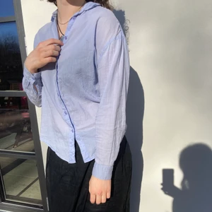 Blå skjorta - Ljusblå skjorta från Lindex. Storlek xs (men kan nog passa en M/S också). Frakt ingår.❤️