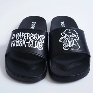 【helt ny】PBKC Signature Tofel Tofflor - PaperBoysKioskClub slippers