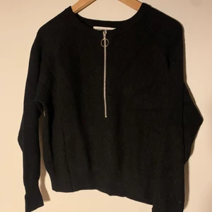Carin Wester Stickad tröja strl XS - Carin Wester svart stickad tröja. Superskön och mjuk. Sparsamt använd. Storlek XS