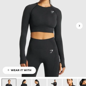Gymshark crop top - Säljer min svarta crop top med långa ärmar från gymshark🖤 Använd fåtal gånger! Nypris 399kr