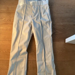 Zara skinnbyxor - Helt nya med lappen kvar , säljs då de dessvärre inte passade mig 