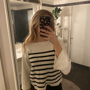 Tröja  - Säljer denna tröjan ifrån gina, haft i min garderob ett bra dag men kommer inte till så mycket användning.💖