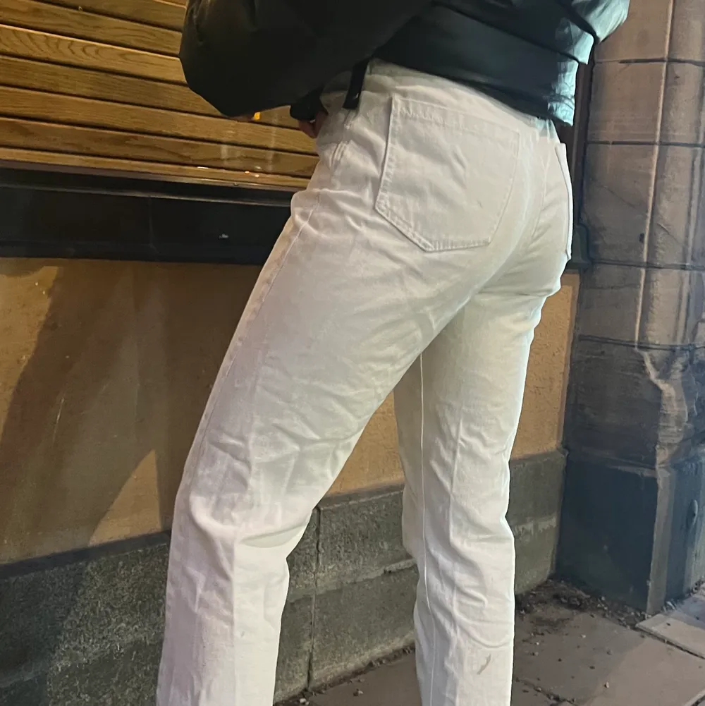 Vita jeans i lite croppad modell, nästan oanvända. Storlek 40 men skulle säga att de är mer 38. Jeans & Byxor.