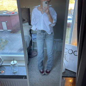 Långa zara jeans - Säljer mina gråa långa jeans från zara!! Älskar!! Jag är 176💕💕 Finns inte att köpa längre:/ frakt på 66 tillkommer 