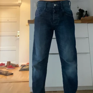 Lågmidjade byxor - Snygga mörkblå byxor med låg midja och jättesnygga fickor där bak. Storleken står som ”W32 LONG” och de är för långa på mig som är ca 160 men går att ha ändå då det är rak modell och inte bootcut. Pris kan 100% diskuteras då jag är i behov av pengar så tveka inte att höra av er!