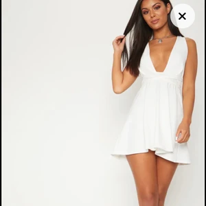 Vit klänning  - Vit klänning från pretty little thing. Den är perfekt till studenten. Den är i bra skick då den är använd en gång. Köpt här på Plick. Klänningen är i storlek S. Säljer den för 150kr