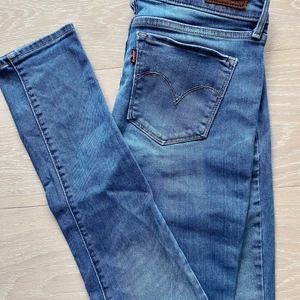 Levi jeans storlek 26 - Fina jeans från Levi. Finns en liten fläck (se sista bild) annars i fint skick! Storlek 26