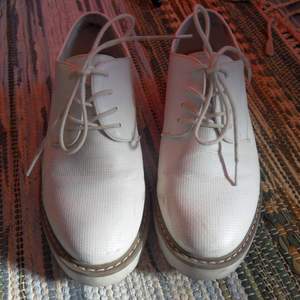 Superfina vita skor, svårt att hitta vita i denna stilen men säljer pga att de inte kommer till användning hos mig längre! Fint skick! 