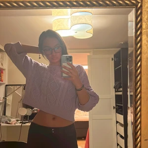 Jätte söt stickad - Världens finaste lavendel färgade stickade koftan. Kroppad och kort i armarna så funkar så bra på tidig vår då den fortfarande är varm men kan vara sval!!  Säljer pga köpt en liknande