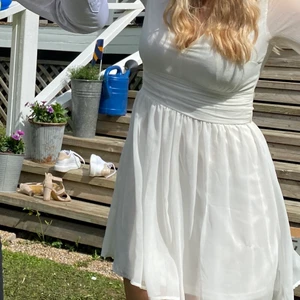 Studentklänning  - En så fin studentklänning med rosettknyte bak. Strl 36 från bubbleroom. Använd en gång. Pris 160 plus spårbarfrakt