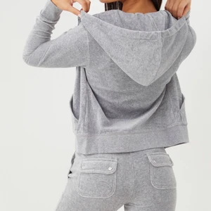 Juicy couture grå set i toppskick  - Mkt populär grå juicy couture set, sparsamt använt: tröjan endast använt 2 ggr o tvättat 1 gång (parfymfritt o enligt tvättråd). I mkt fint skick. Rök- o djurfritt hem. Köpt på Raglady i Göteborg (kvitto finns). Storlek tröja: S. Storlek byxa: XS men de passar perfekt ihop. Upplever byxan mer som en S. Hämtas i Göteborg, kan även mötas upp runt centrum, Frölunda, västra delarna. Kan postas mot fraktkostnad på 66 kr. Betalning via Swish. 