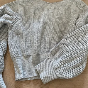 Stickad tröja  - Grå stickad tröja, inte stickig andvänd några gånger, fråga om det är något annat och jag står inte för frakten💕