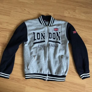 Varsity jacka  - En fet london varsity jacka i storlek m, bra vintage skick! köparen står för frakt 💚