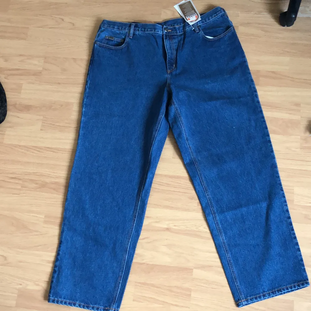 As feta baggy jeans med prislapp kvar! köpte dem här på plick men dem var lite för stora för mig :((((. skulle säga att storleken är mer åt L/XXl hållet men bälte löser allt ;) köparen står för frakt 💚. Jeans & Byxor.
