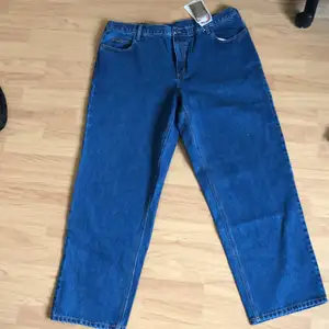 As feta baggy jeans med prislapp kvar! köpte dem här på plick men dem var lite för stora för mig :((((. skulle säga att storleken är mer åt L/XXl hållet men bälte löser allt ;) köparen står för frakt 💚
