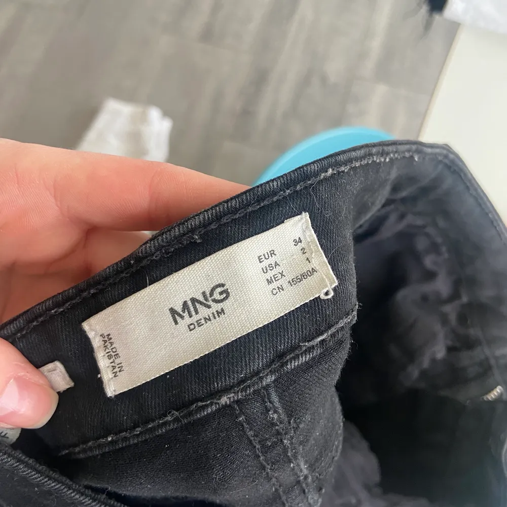 Svarta bootcut jeans från mango med en lite mindre bootcut effekt. Säljer på grund av att de inte kommer till användning längre på samma sätt som de har gjort förut. Relativt använda men de har fortfarande samma färg och passform som vid köp. Långa i benen (jag är 173). Köparen står för frakt och pris kan diskuteras. Ordinarie pris 500💗. Jeans & Byxor.