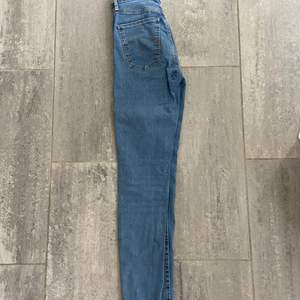 Fina blåa jeans i ett stretchigt material från Levi’s i full length på mig som är 173. Har tidigare kommit till stor användning men har inte kommit till användning på ett bra tag. Fina jeans i en fin blå färg som ordinarie kostar ca 1100. Köparen står för frakten och pris kan diskuteras❤️‍🔥