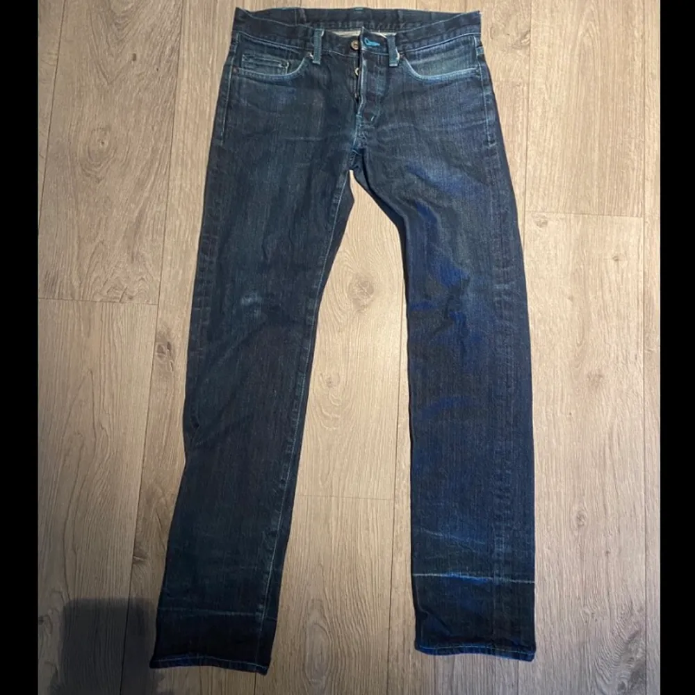 Coola jeans med tryck på baksidan, dom är väl typ raka i passformen , lite tightare. Bra skick!🫐💋, står storlek 30 men dom måste va lite mindre än det, lite blekta fläckar , midjemått 80cm. Jeans & Byxor.