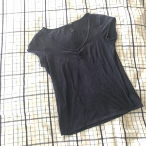 Marinblå H&M T-Shirt - En mörkblå tröja från H&M! Mycket bra skick, 95% bomull och 5% elastan. Kontakta för frågor :)