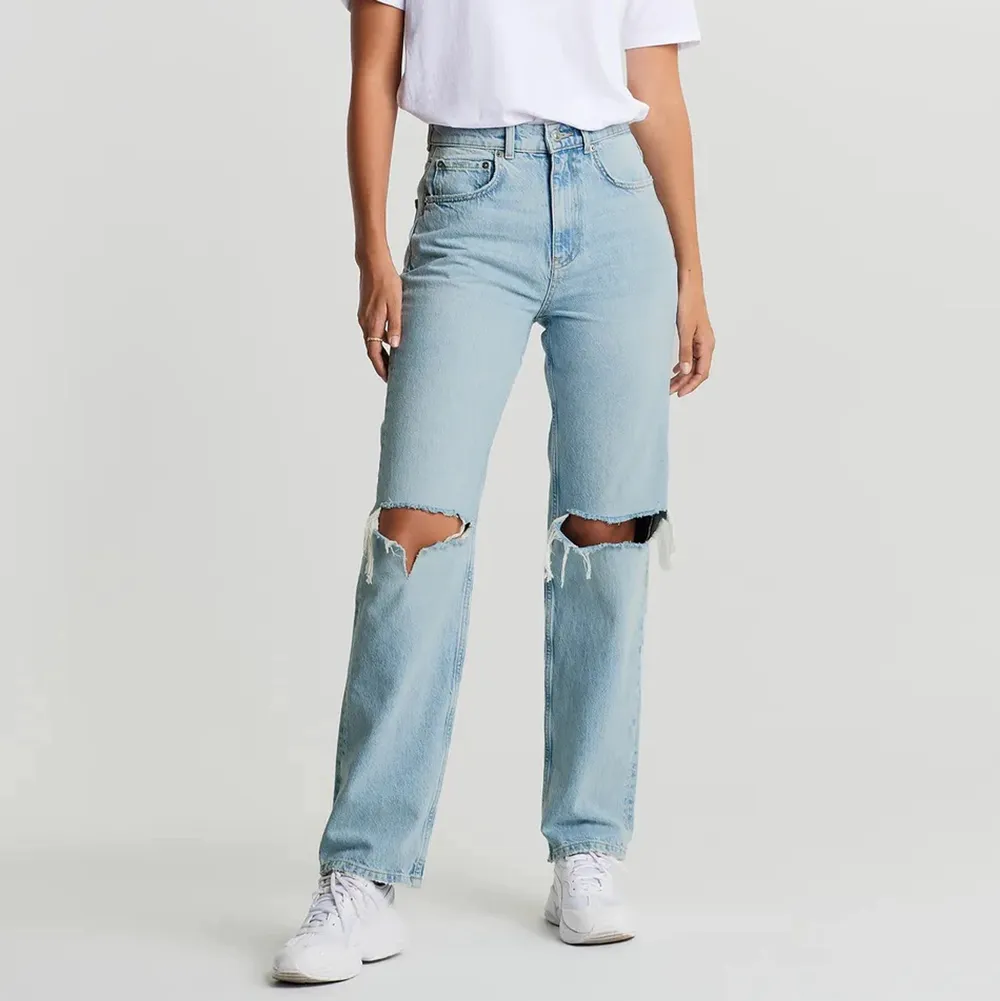 High waist jeans från Gina med hål över knäna, Strl 36. Jättefint skick, färgen är som på produktbilden! Kan skick eller mötas upp i Uppsala. Jeans & Byxor.