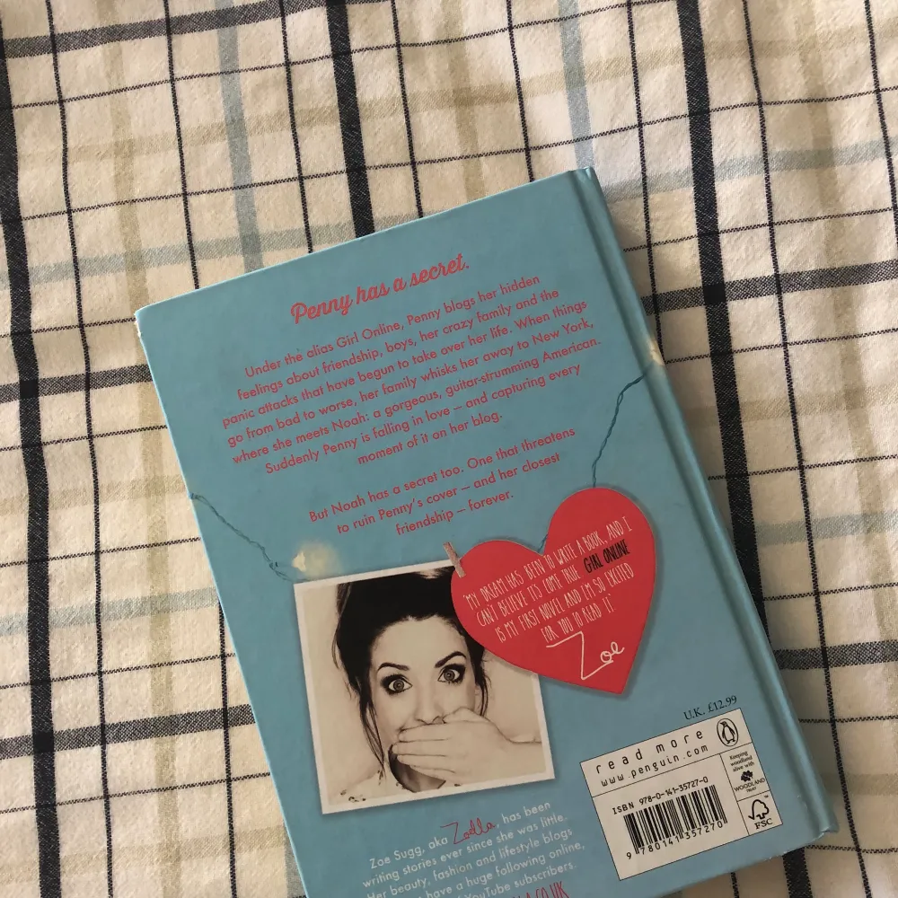 Boken ”Girl Online” av Youtubaren och Bloggaren Zoe Sugg/Zoella! Boken är på engelska och hardcover. Fick den i present för något år sedan och har knappt läst dem. Lite förstörd i hörnen (se bild) men annars bra skick, inga fläckar eller andra skador!📚. Övrigt.