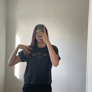 Levis svart t-shirt rainbow text - En cool svart t-shirt men fin text på. Plagget är i bra kvalite och har fin passform. —Kolla andra t-shirts på min profil.