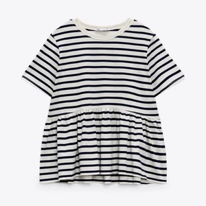 Randig tröja med volang  - Säljer min populära tröja från Zara. Använder knappt den och jag köpte den i höstas. Frakt ingår inte i priset!🤍