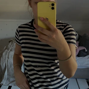 Randig tröja  - Andvänder inte längre                                                                Barnstorlek men passar fortfarnde som en S