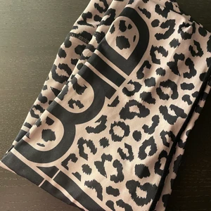 Aimn tights - Super fina tights i nyskick, har precis rensat bland träningskläderna !! Storlek S, super fina. Frakten är 53kr eller 66kr spårbart !! Köpta för 700kr !!