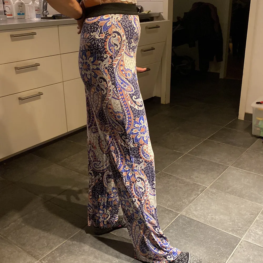 Tack till min mamma som va modell 💜 super fina och Flowiga byxor med fina mönster strl 36 . Jeans & Byxor.