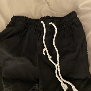 Linnebyxor  - Linnebyxor ifrån hm! Går nästan ner till fötterna på mig som är 172. Lite pösiga❤️ priset +frakt 66kr