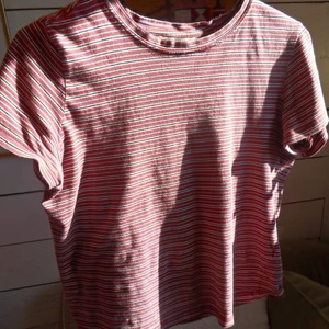 Randig Tshirt - Säljer pga att den inte kommer till använding hos mig men den är i fint skick, inget fel på den alls! Lite croppad så den är så snygg till lågmidjade jeans!😊 Ganska liten i storleken så passformen kan man se på bild två!