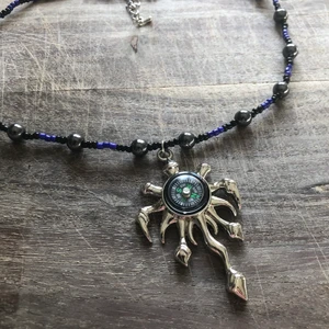 Halsband med hematit  - Handgjort halsband med äkta hematit och ett häftigt hänge med fake kompass 💙 betalning via swish