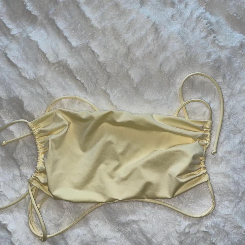 Säljer denna bikinitopp från Hanna Schönbergs kollektion tillsammans med NAKD. Endast testad ✨ storlek M men skulle säga att den passar flera storlekar beroende på hur man knyter den 🤍🤍. Övrigt.