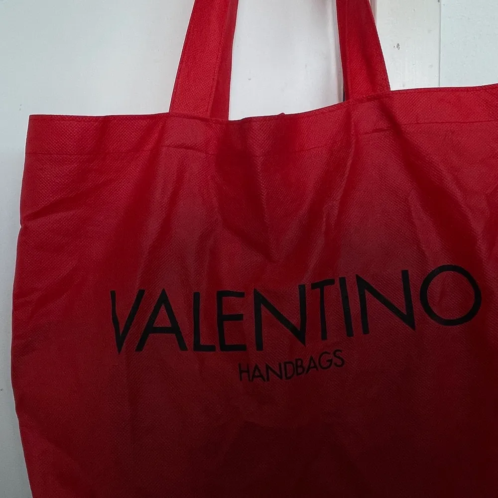 Dö snygg och trendig handväska från valentino.. Väskor.