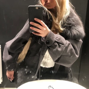 Custommade  - Intressekoll på denna custommade jackan i gamla modellen som inte säljs längre. Storlek M/L men jag är en xs o tycker den sitter snyggt oversize! Säljer då ja vill köpa den gröna istället! Bud från 6000 kr eller köp direkt för 7💖