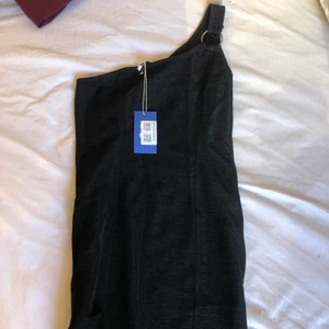 Svart klänning - As gullig klänning med endast ett axelband. Om det ska fraktas står köparen för frakten 😊